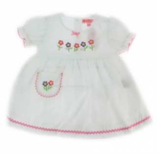 Robe bébé ornée de motifs brodés