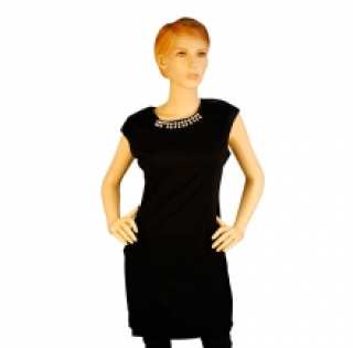 Robe noire décorée de strass à l’encolure avec manches courtes