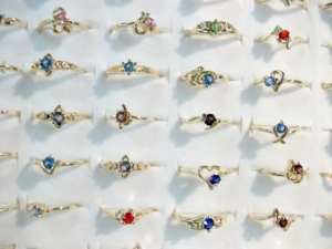 LOT 100 BAGUES FANTAISIE + 50 BAGUES OFFERTES BGF33