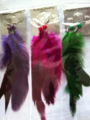 LOT 24 PAIRES BOUCLES D OREILLES PLUMES BOP12