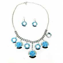 Parure fantaisie ornée de strass