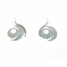 Boucles d’oreilles fantaisies ornées de strass