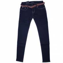 Jeans slim bleu foncé avec ceinture cloutée