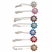 Broche fleur ornée de strass avec chaînette