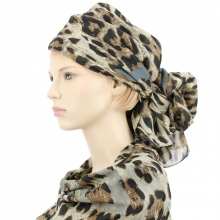 Foulard léopardé avec des cœurs