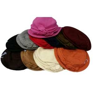 Chapeau cloche orné d’une fleur sur le côté