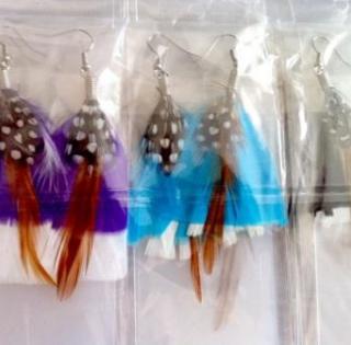 LOT 24 PAIRES BOUCLES D OREILLES PLUMES BOP14