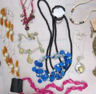 Bijoux fantaisie: Colliers, bagues, boucles d'oreilles