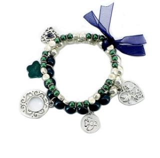Bracelet en perles avec breloques fantaisies et ruban