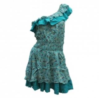 Robe à pois avec épaule romaine à volants