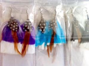 LOT 24 PAIRES BOUCLES D OREILLES PLUMES BOP14