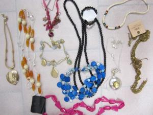 Bijoux fantaisie: Colliers, bagues, boucles d'oreilles