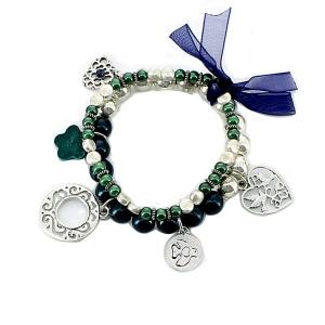 Bracelet en perles avec breloques fantaisies et ruban