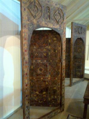 meubles en bois  orné de gravures et motifs berbères antiques